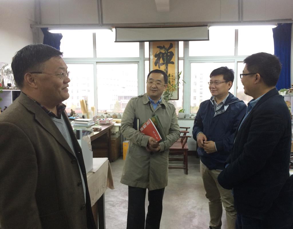 图3:黄校长一行参观教师工作室