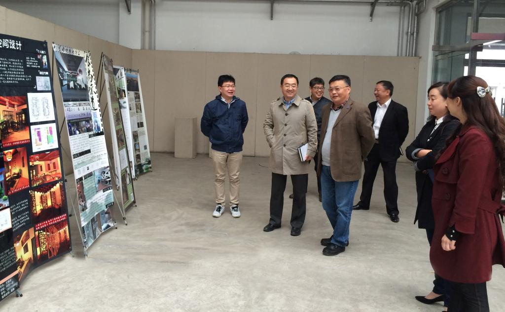 图2:黄校长一行参观展厅