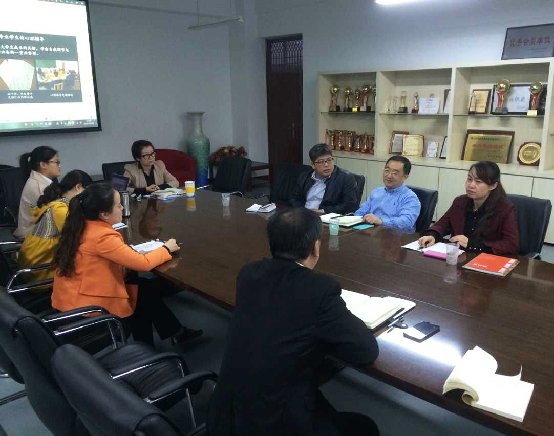 图1:黄校长与学生科全体老师座谈